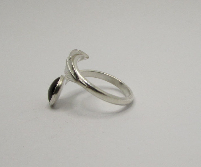 Bague ajustable plume et cabochon de grenat