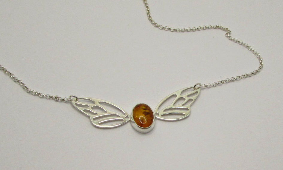 Collier ailes de papillon, cabochon d'Ambre