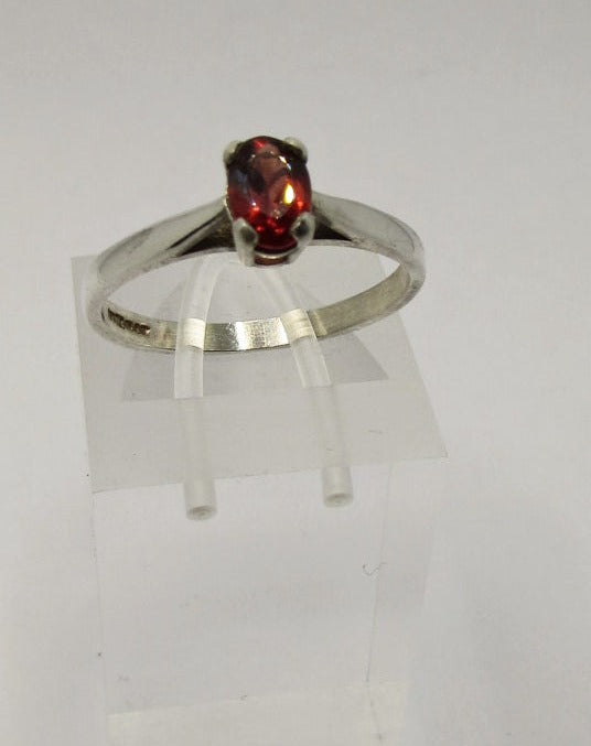 Bague en Argent 925 sertie d'un Grenat rouge ovale