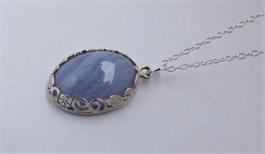 Collier calcédoine bleue ornement végétal