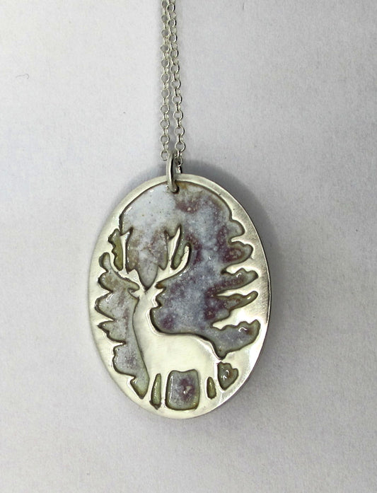 Pendentif cerf dans sa forêt enneigé