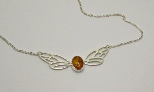Collier ailes de papillon, cabochon d'Ambre